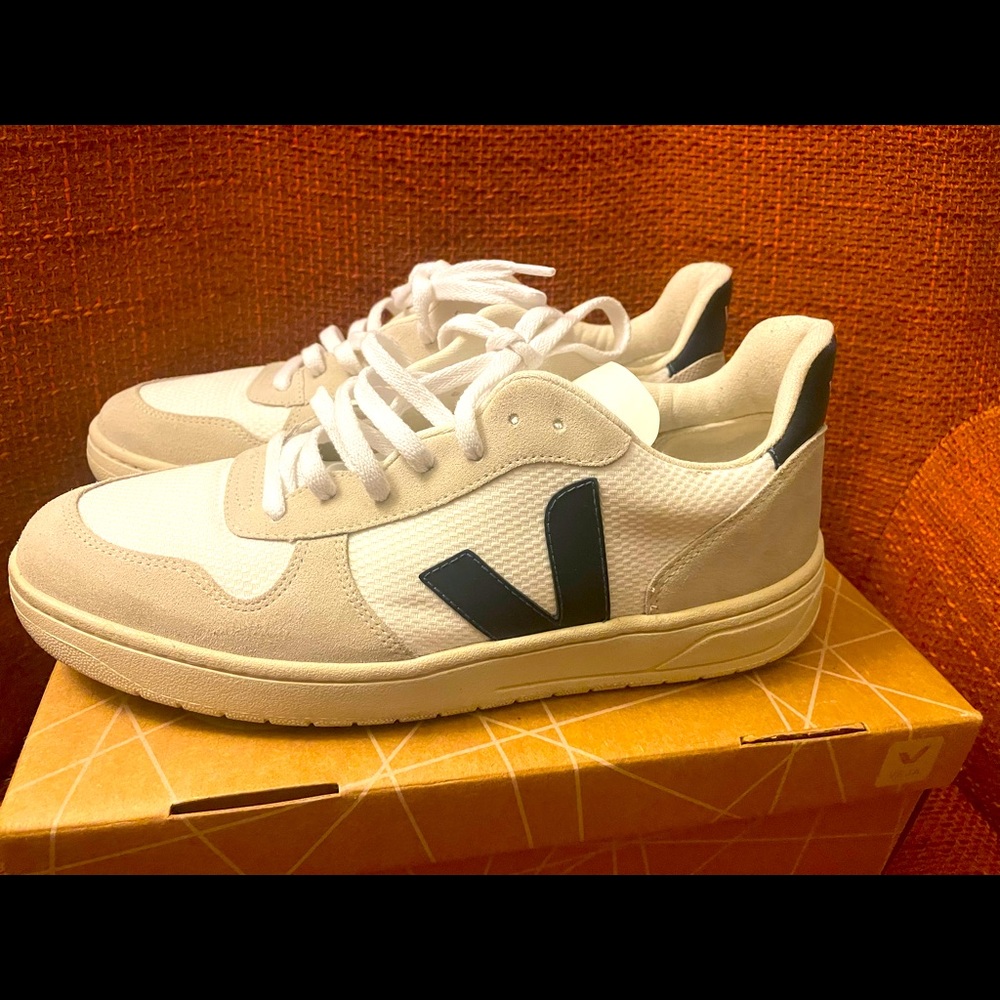 Grey/White/Blue Veja sneaker.